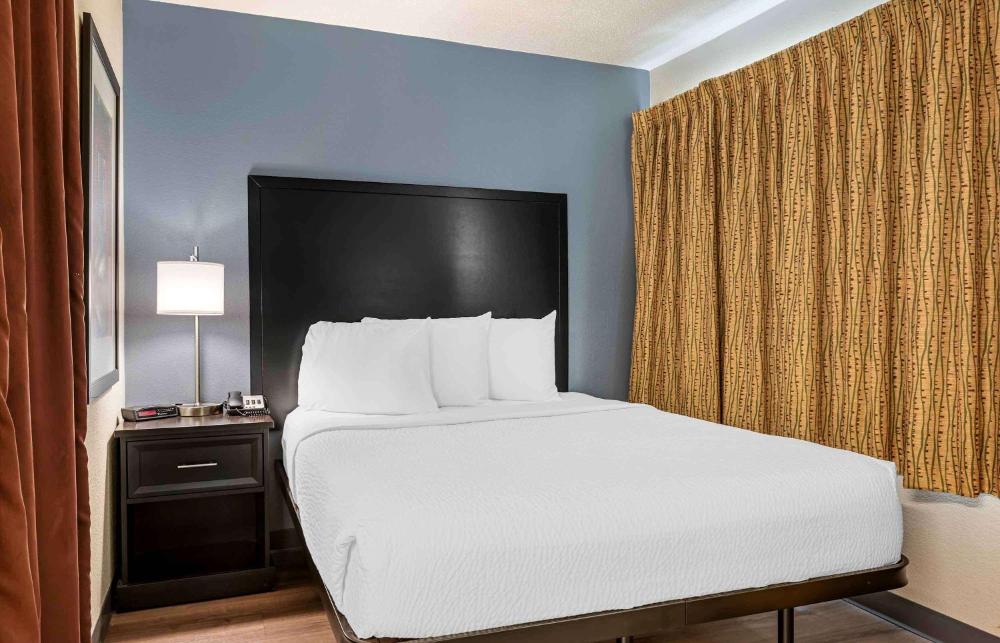 Deluxe Studio with 1 Queen Bed - Non-Smoking interior